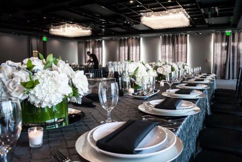 event-venue-banquet-venue-black-atmosphere-table-plate-setup-vertigo