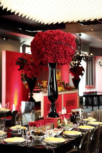 red-flower-setup-on-tables-wedding