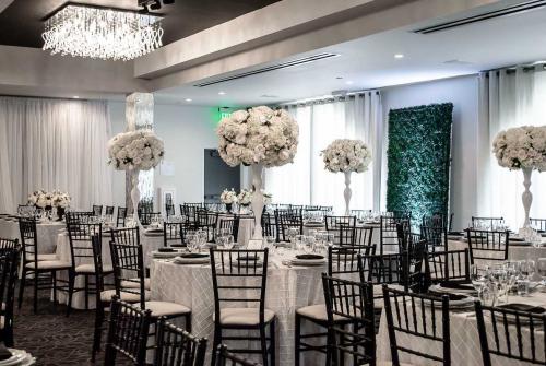 vertigo-white-ballroom-event-venue-flower-design-17
