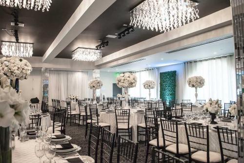 vertigo-white-ballroom-event-venue-table-design-13