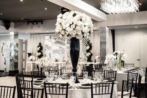 vertigo-white-ballroom-event-venue-flower-design-12